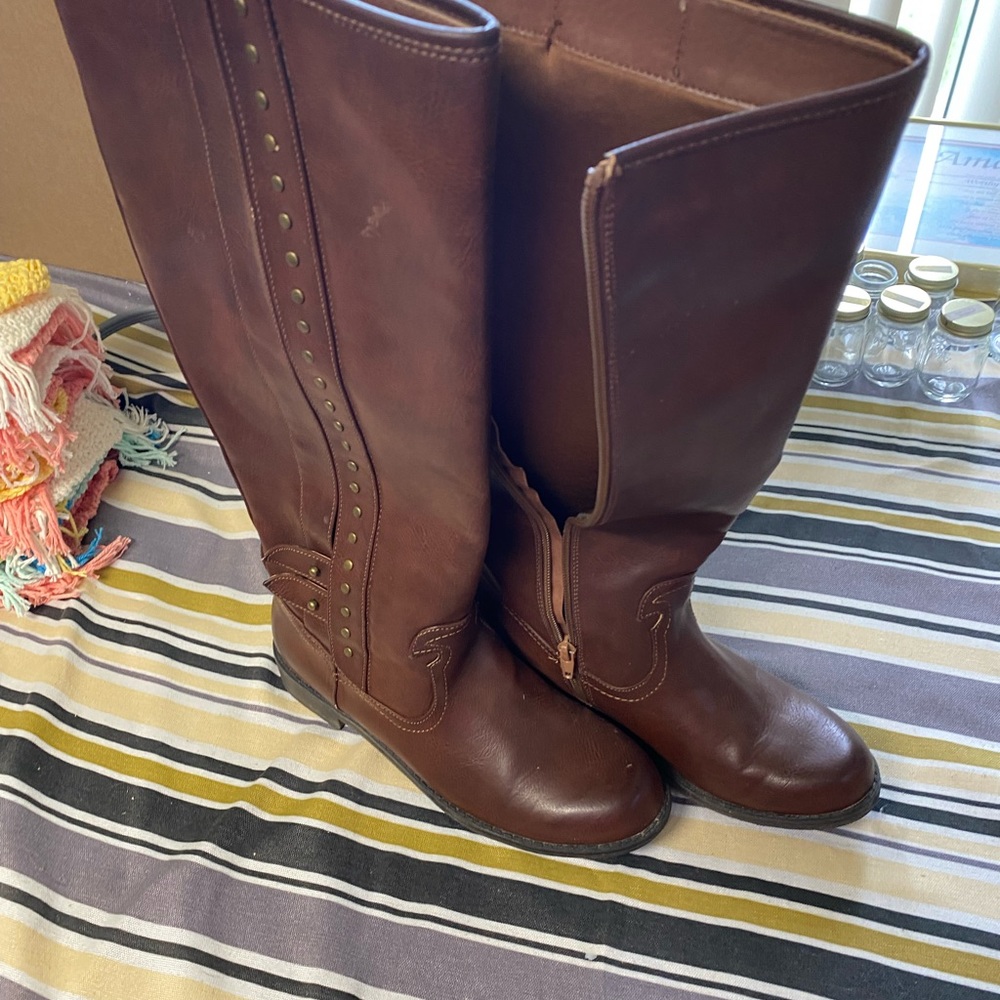 Women’s boots - brand unknown.